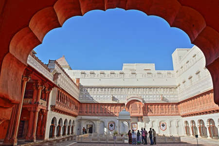 BIKANER, RAJASTHAN, INDIA - DECEMBER 23, 2017: The main courtyard inside Junagarh Fort, viewed through an arcadeのeditorial素材