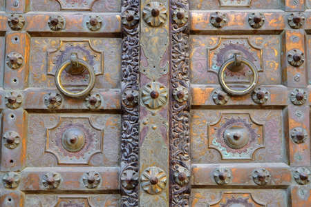 NAWALGARH, RAJASTHAN, INDIA - DECEMBER 26, 2017: Details of a wooden door at Uattara Haveli with patterned geometryのeditorial素材