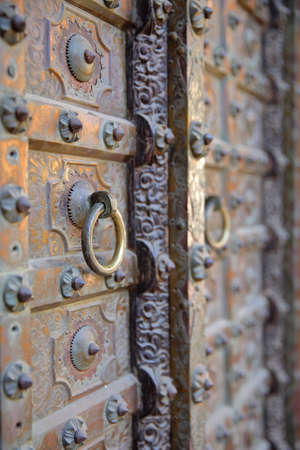 NAWALGARH, RAJASTHAN, INDIA - DECEMBER 26, 2017: Details of a wooden door at Uattara Haveli with patterned geometryのeditorial素材
