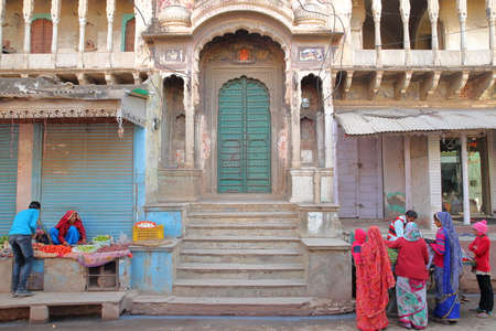 NAWALGARH, RAJASTHAN, INDIA - DECEMBER 26, 2017: Food stalls in front of a restored Haveli with colorfully dressed peopleのeditorial素材