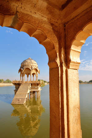 View of a chhatri (through arches) at Gadi Sagar lake, Jaisalmer, Rajasthan, Indiaの写真素材