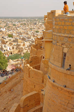JAISALMER, RAJASTHAN, INDIA - DECEMBER 21, 2017: Close-up on the external facade of Jaisalmer Fort overlooking the townのeditorial素材