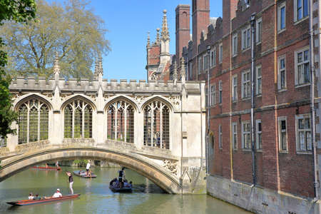CAMBRIDGE, UK - MAY 6, 2018: The Bridge of Sighs at St John's College University with tourists and students punting on the river Camのeditorial素材
