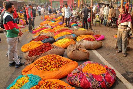 JAIPUR, RAJASTHAN, INDIA - DECEMBER 07, 2017: The colorful flower market near City Palaceのeditorial素材