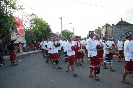 BALI - JUNE 25: unidentified person in a procession to the hindu village temple on June 25, 2012 in Bali, Indonesia.のeditorial素材