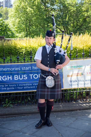 EDINBURGH SCOTLAND - May 26th 2017: Edinburgh street bagpiper at Nor Loch, Edinburgh, Scotland May 26, 2017. The bagpipe players are a major tourist attraction in Scotland.のeditorial素材