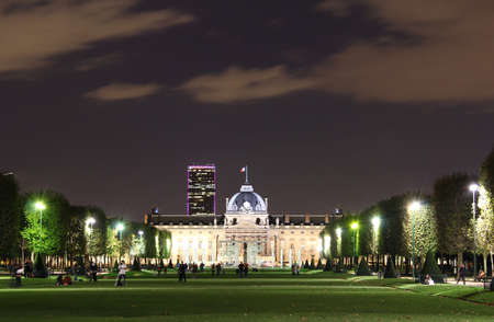 Military school in Paris illuminated at night, with Montparnasse skyscraper behind   Paris のeditorial素材