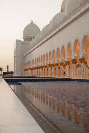 Reflection - Abu Dhabi Sheikh Zayed White Mosqueのeditorial素材
