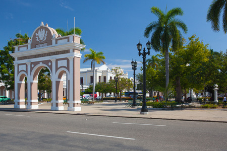 Cienfuegos, Cuba - January 28, 2017: The Arch of Triumph in Jose Marti Park, Cienfuegos (UNESCO World Heritage), Cuba. Cienfuegos, capital of Cienfuegos Province, is a city on the southern coast of Cuba.The city is dubbed La Perla del Surのeditorial素材