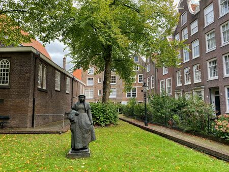 The Begijnhof is one of the oldest hofjes in Amsterdam. A group of historic buildings, mostly private dwellings, centre on it.の写真素材