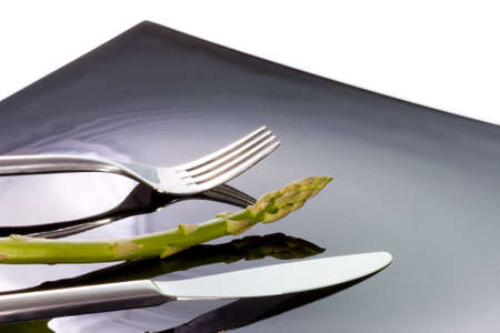 esparrago en el plato con cubierto y cuchillo