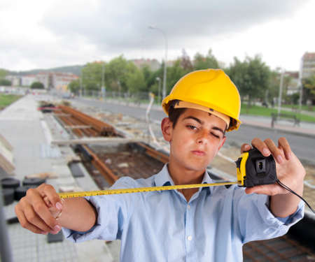 Hombre con casco y metro de mediciónの写真素材