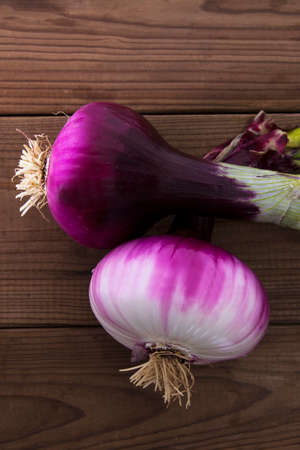 red onions isolated in rustic woodの写真素材