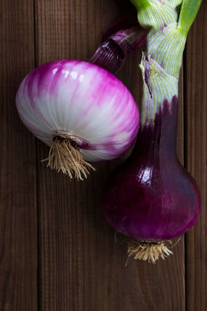 red onions in rustic woodの写真素材