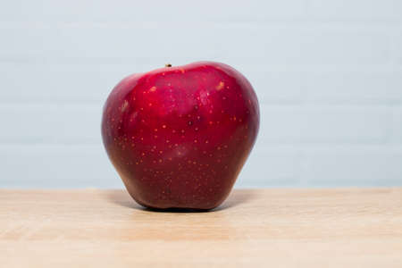natural red apple on woodの写真素材