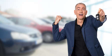 man with keys buying carの写真素材