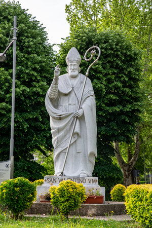 Terni, Italia, 13 maggio 2020:STATUE OF SAN VELENTINO PATRON OF LOVERS POSED IN A ROUND NEAR THE CHURCHのeditorial素材