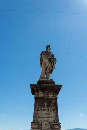 Garibaldi monument in Todi squareのeditorial素材