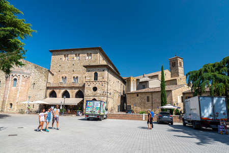 Square at the entrance to the town of Bevagnaの写真素材