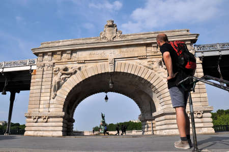 Tourist admiring Bir-Hakeim Bridge, formelny named Viaduc de Passy.の写真素材