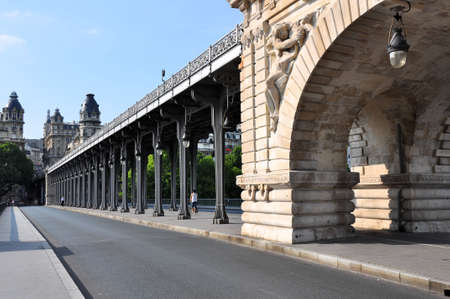 The upper level of the pont de Bir-Hakeim bridge with the Metro line.の写真素材
