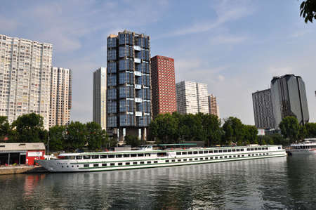 PARIS, FRANCE - JULY2: The Novotel Paris Tour Eiffel hotel and boat hotel on July 2, 2015 in Paris, France.のeditorial素材