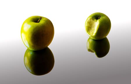 Apples of mirror reflective surface