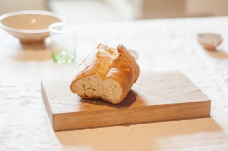 close-up of a piece of dry bread on a cutting boardの写真素材