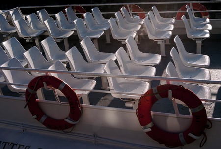 Barco turÃ­stico amarrado en puertoの写真素材