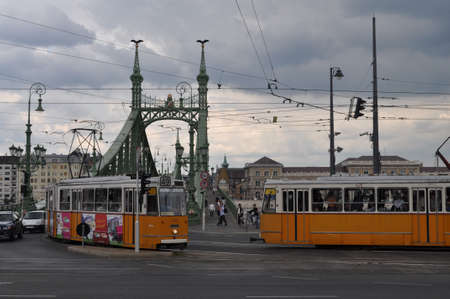 Tranvias cruzando el Puente de la Libertadのeditorial素材