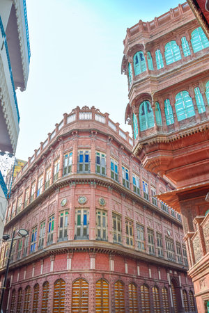 Dulmera Havelis in Bikaner with windows in green tones and touristy red facadesの写真素材