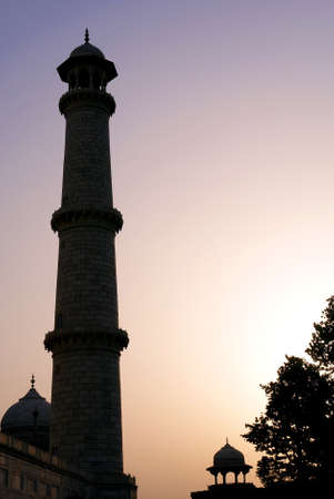 Moslem fortress silhouette at sunrise. Taj Mahal, Agra, India
の写真素材