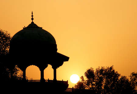 Moslem fortress silhouette at sunrise. Taj Mahal, Agra, India
の写真素材