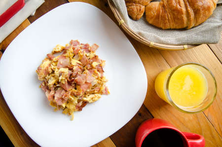 Classic scrambled eggs with ham and juice