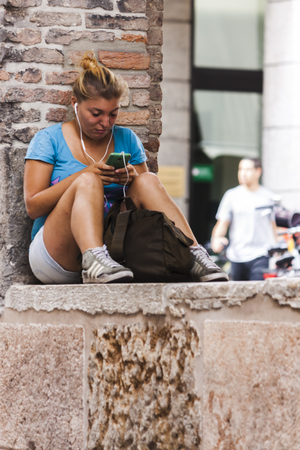 Girl with the smartphoneのeditorial素材