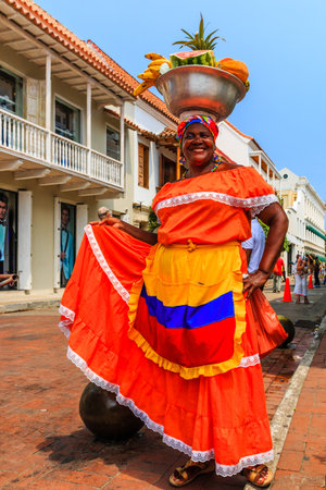 Cartagena, Colombia.Woman in traditional costume selling fruit in the historic city of Cartagena de Indias in Colombia.のeditorial素材