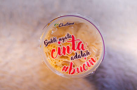 An illustrative editorial of the Brown Sugar Fresh Milk Tea drink from the Chatime franchise with a top view of the phrase written in bahasa indonesia.のeditorial素材