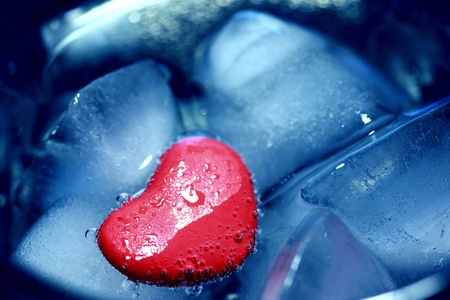 Plasticine heart lodged on some ice, symbolizing an icy love の写真素材