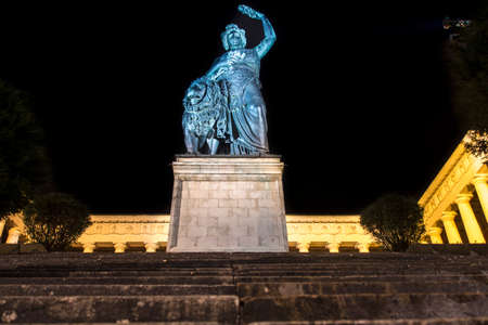 Nightshot of the Bavaria is a monumental, bronze sand-cast 19th-century statue with the hall of fame in the background, the statue is located at Theresenwiese in Munich, where the famous Oktoberfest takes placeのeditorial素材