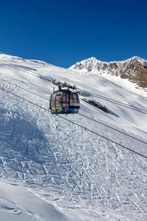 Cableway to the Hintertuxer Glacier (Tuxer Ferner) in Tyrol, Austriaのeditorial素材