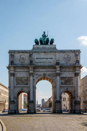 The Siegestor (Victory Gate) in Munich is a three-arched triumphal arch crowned with a statue of Bavaria with a lion-quadrigaのeditorial素材