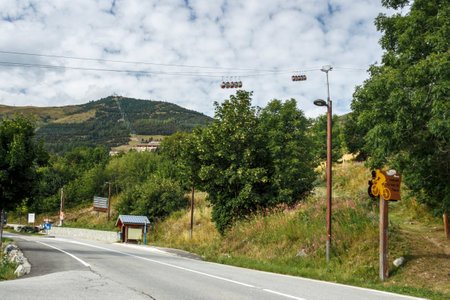 L'Alpe d'Huez, France - August 19, 2019: Ascent of the famous climb to L'Alpe d'Huez and itinerary of the Tour de France, pictured is the 4km to go signのeditorial素材