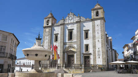 Giraldo Square in centre of Evora Portugal. The square dates from 1570 and features the Renaissance fountain (fonte Henriquina) and the St Anton Church (Igreja de Santo Antao)のeditorial素材