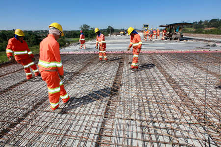 SUZANO, SP, BRAZIL - SEPTEMBER, 13, 2013 - operatives works in construction  of road on countryside of brazilのeditorial素材
