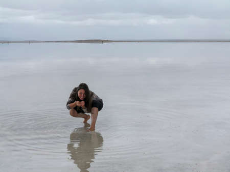 Salar de Uyuni, Bolivia - jan 26, 2014  - panorama of the perfect white flat salt desert with blue cloudy sky. Young people having fun posing and taking photosのeditorial素材