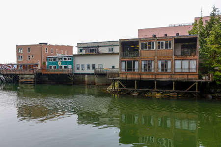 Ketchikan, Alaska - jul 23, 2018 - Creek Street is a historic place perched on pilings along the banks of Ketchikan Creek in, Alaska. - Imagemのeditorial素材