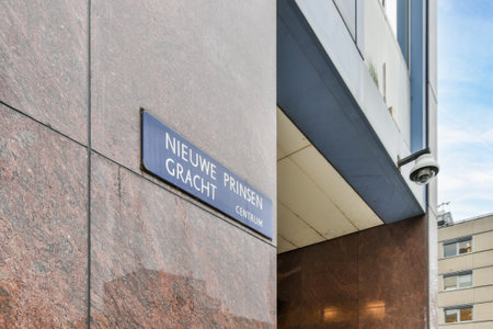 a street sign on the side of a building that reads nilwepah craft coutt in white lettersのeditorial素材