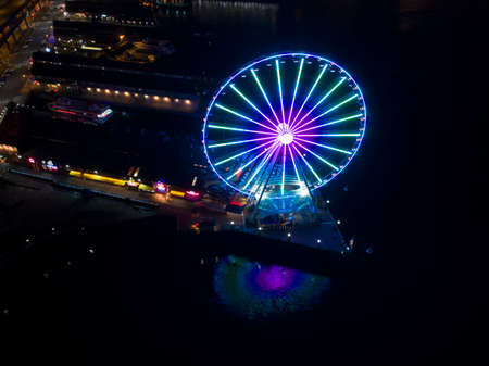 Seattle, Washington/USA - December 2, 2018: Seattle Great Wheel on Pier Waterfront at Nightのeditorial素材