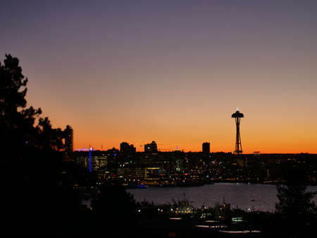 Seattle Orange Glow Over South Lake Union Skylineのeditorial素材
