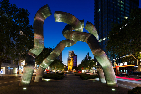 Berlin, Germany, August 26 2016: The Broken Chain Sculpture on Tauentzienstrasse at night time. The monument was installed in 1987 by Brigitte Matschinsky-Denninghof and Martin Matschinskyのeditorial素材